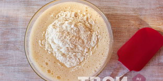 шарлотка с брусникой