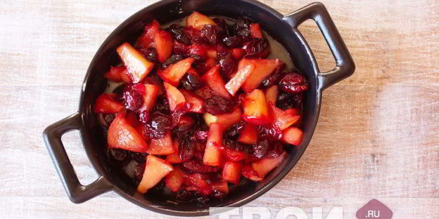 шарлотка с брусникой