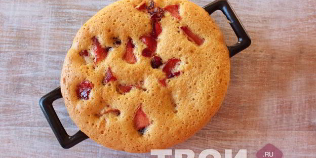 шарлотка с брусникой