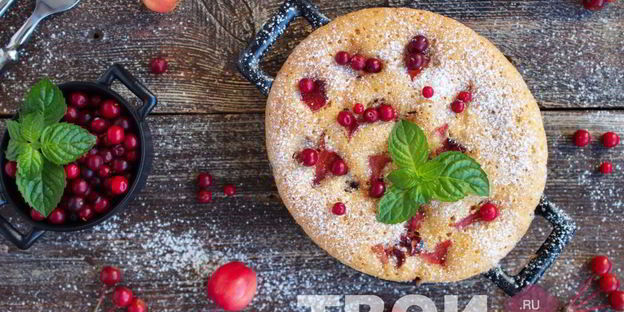 шарлотка с брусникой