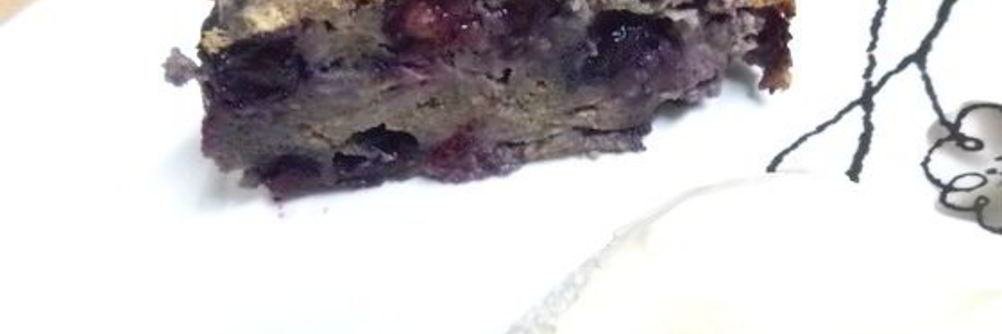 Шарлотка с черникой и яблоками