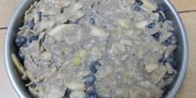 шарлотка с черникой и яблоками