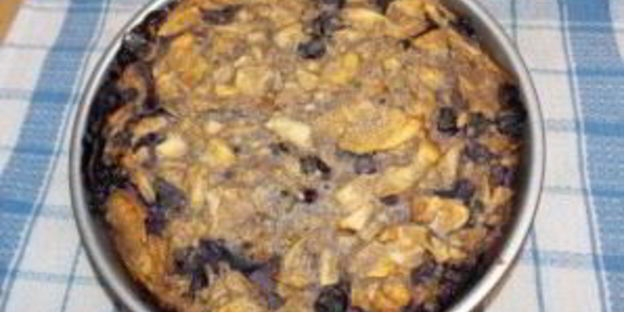 шарлотка с черникой и яблоками