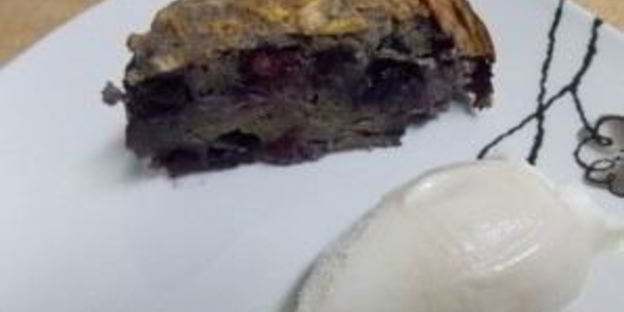 шарлотка с черникой и яблоками