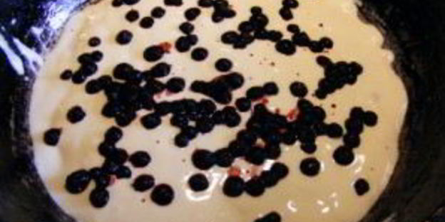 шарлотка с черникой