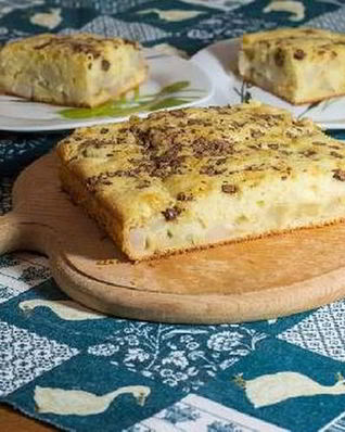 Шарлотка с грушами и топленым молоком