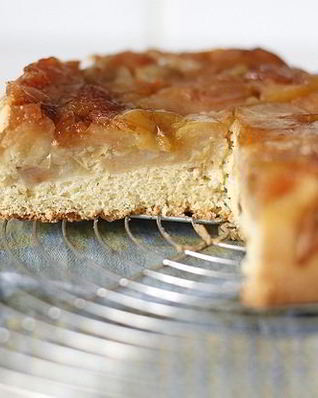 Шарлотка с карамелизированными яблоками