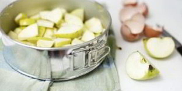 шарлотка с карамелизированными яблоками