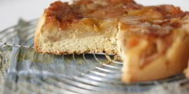 шарлотка с карамелизированными яблоками