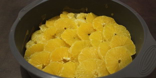 шарлотка с карамелизованными апельсинами