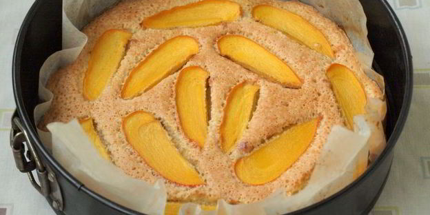 шарлотка с хурмой