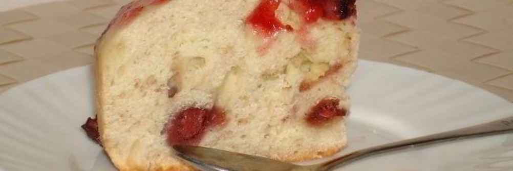 Шарлотка с клубникой в мультиварке