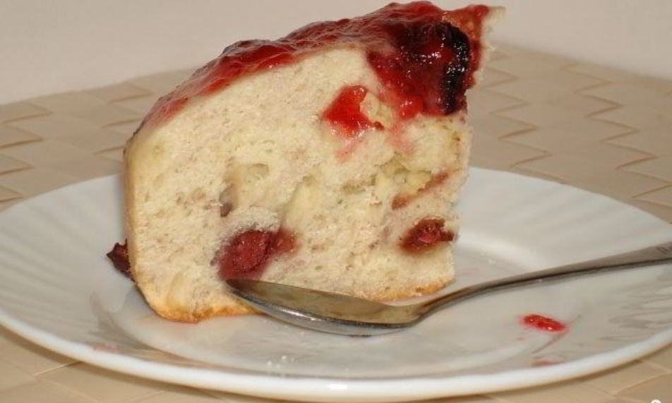 Рецепт шарлотки с клубникой в мультиварке