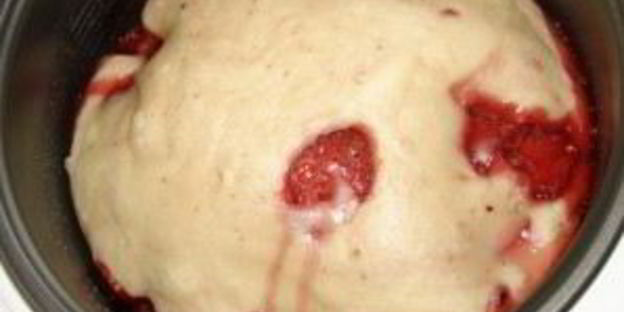 шарлотка с клубникой в мультиварке