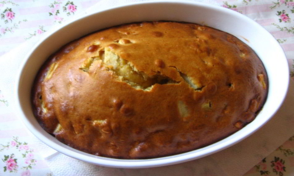 Рецепт шарлотки с корицей и сметанным топпингом