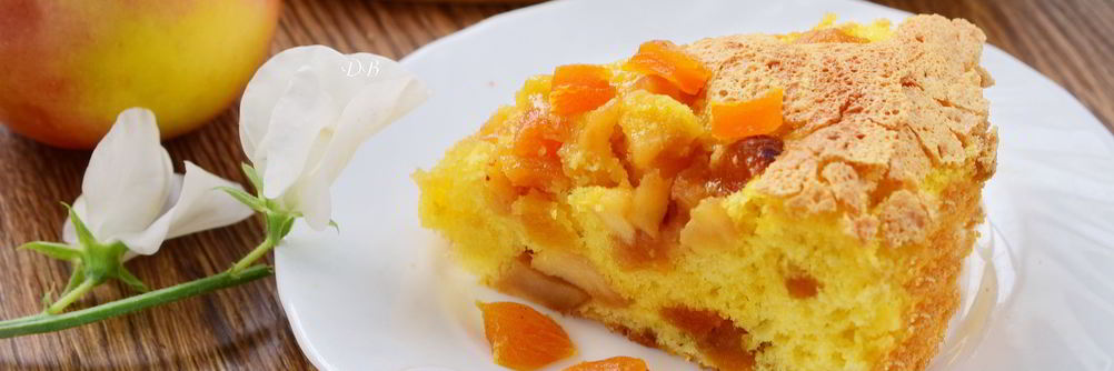 Шарлотка с курагой и яблоками