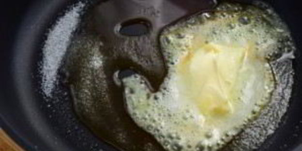 шарлотка с курагой и яблоками