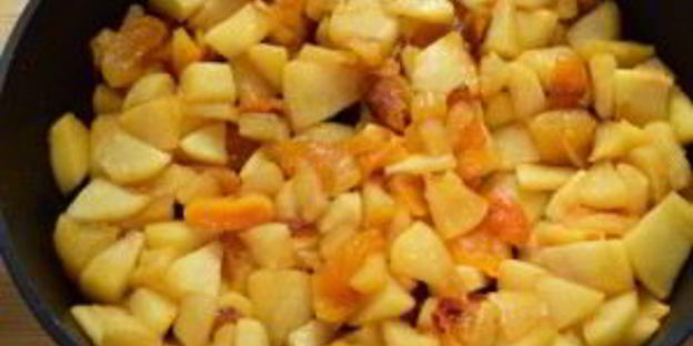 шарлотка с курагой и яблоками