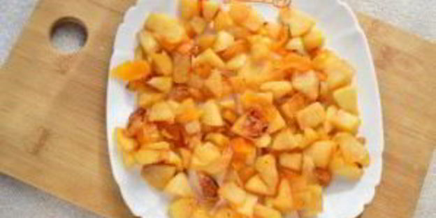 шарлотка с курагой и яблоками