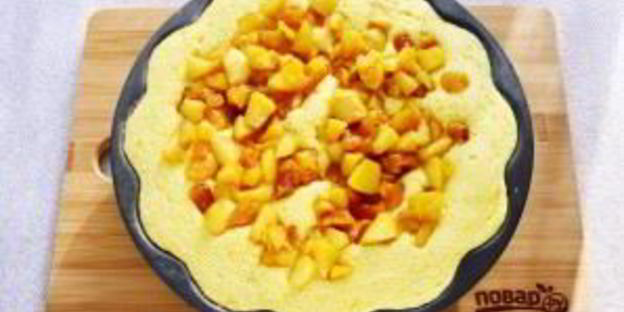 шарлотка с курагой и яблоками