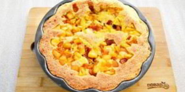 шарлотка с курагой и яблоками