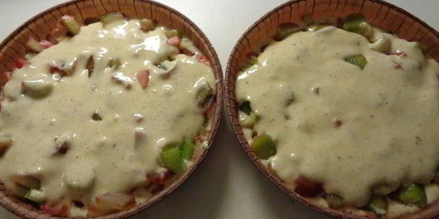 шарлотка с ревенем, вяленой вишней и пряностями