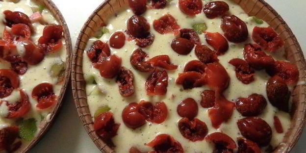 шарлотка с ревенем, вяленой вишней и пряностями