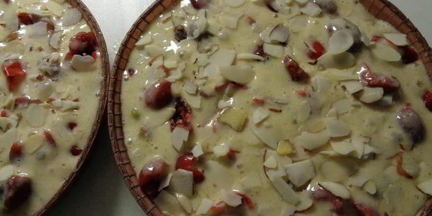 шарлотка с ревенем, вяленой вишней и пряностями