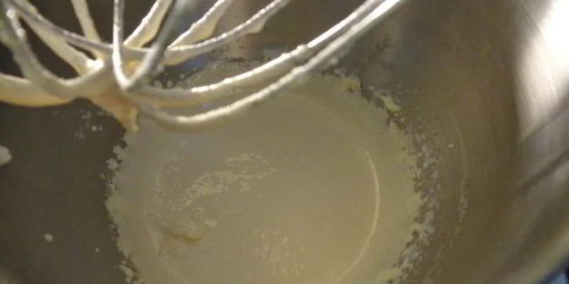 шарлотка с ревенем, вяленой вишней и пряностями