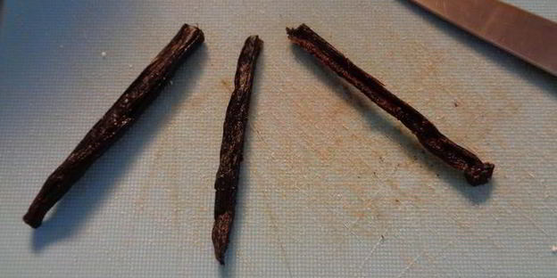 шарлотка с ревенем, вяленой вишней и пряностями