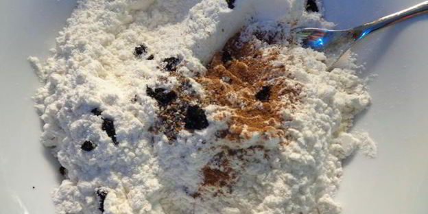 шарлотка с ревенем, вяленой вишней и пряностями