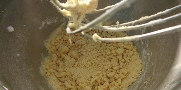 шарлотка с ревенем, вяленой вишней и пряностями