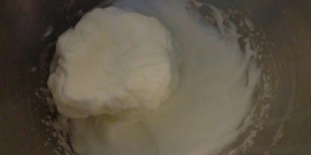 шарлотка с ревенем, вяленой вишней и пряностями