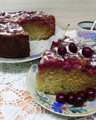 Шарлотка с вишней и яблоками на простокваше