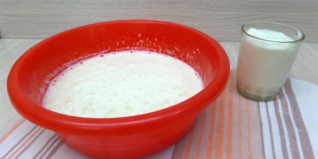 шарлотка с вишней и яблоками на простокваше