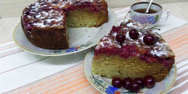 шарлотка с вишней и яблоками на простокваше