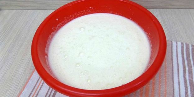 шарлотка с вишней и яблоками на простокваше