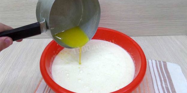 шарлотка с вишней и яблоками на простокваше