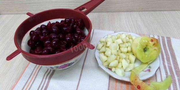 шарлотка с вишней и яблоками на простокваше