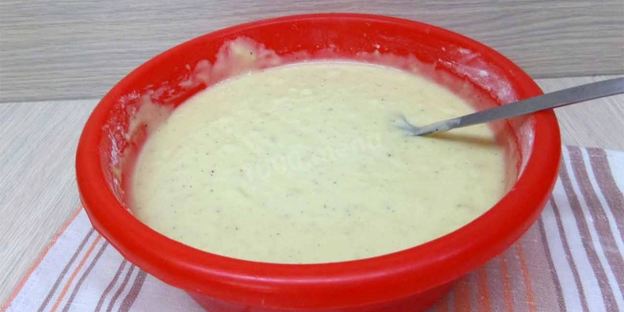 шарлотка с вишней и яблоками на простокваше