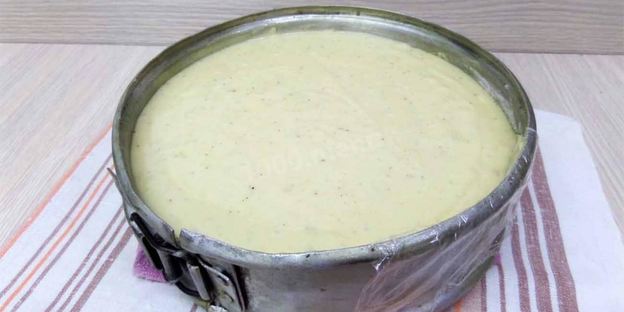 шарлотка с вишней и яблоками на простокваше