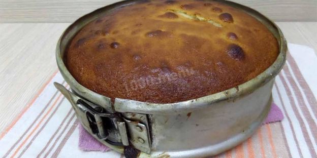 шарлотка с вишней и яблоками на простокваше