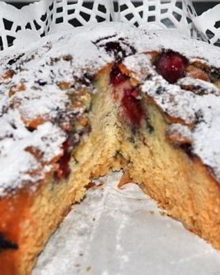 Шарлотка с яблоками и черешней