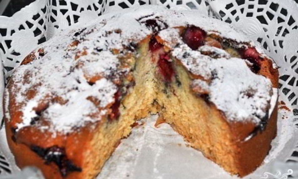 Рецепт шарлотки с яблоками и черешней