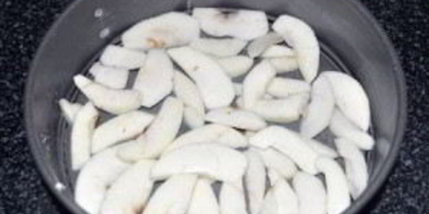 шарлотка с яблоками и черешней