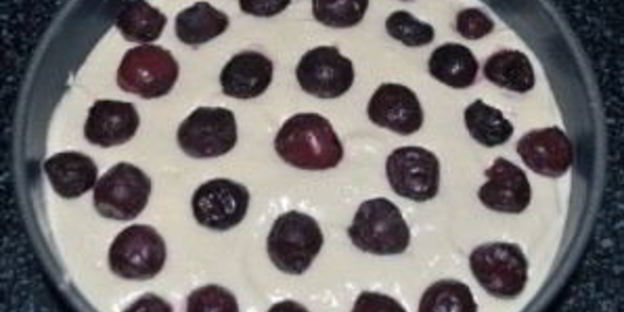 шарлотка с яблоками и черешней