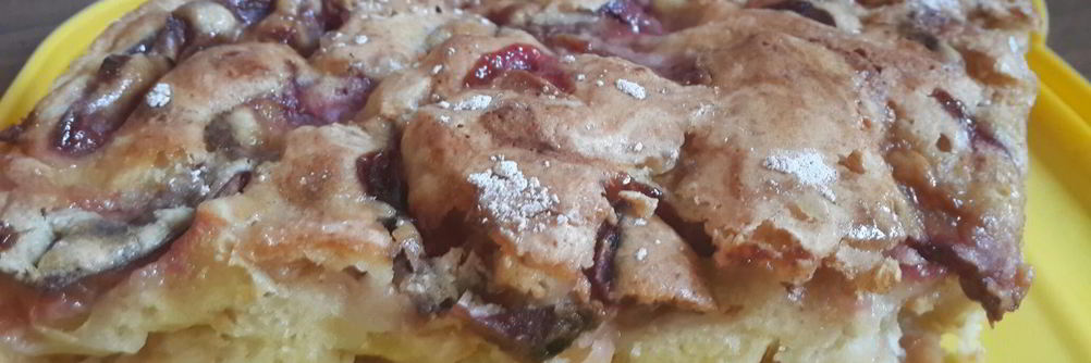 Шарлотка с яблоками и сливой