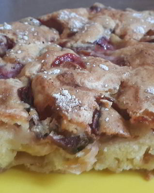 Шарлотка с яблоками и сливой