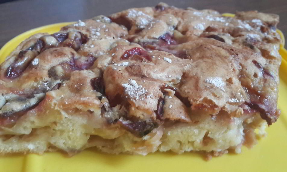 Рецепт шарлотки с яблоками и сливой