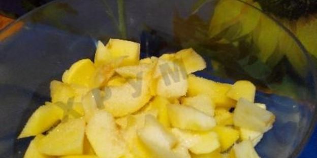 шарлотка с яблоками в мультиварке с манкой